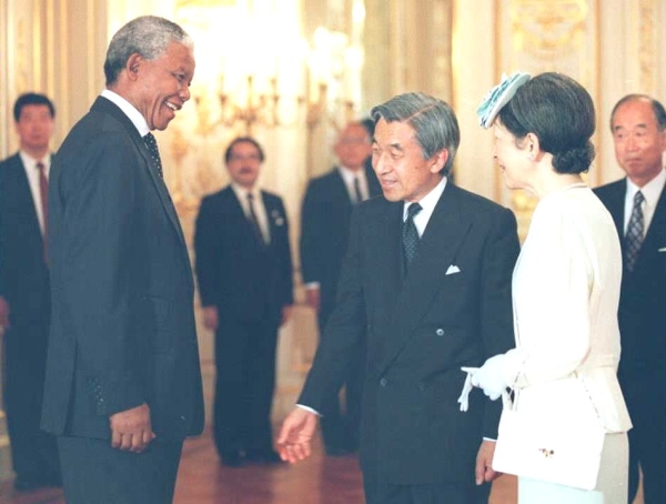 South African President Nelson Mandela (L) is greeted by Japanese Emperor Akihito (C) and Empress Michiko (R) at the state guest house in Tokyo on July 4, 1995. (Pool/AFP/Getty Images)