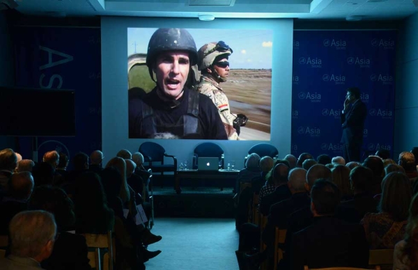 Asia Society's patrons event "War Reporters" on Jan. 22, 2014 featured journalists Bob Woodruff (above, on screen) and Mike Boettcher discussing their experience covering the conflicts in Afghanistan and Iraq. (Craig Chesek/Asia Society)