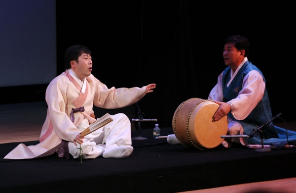 Lim Hyeun-bin (L) accompanied by Lee Tae Baek (R)  on buk (barrel drum) at Asia Society New York on April 12, 2014. (Ellen Wallop/Asia Society)