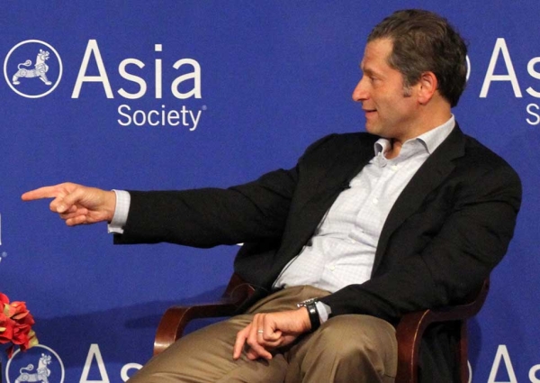 ESPN correspondent Jeremy Schaap asks a pointed question at Asia Society New York on September 4, 2014. (Ellen Wallop/Asia Society)