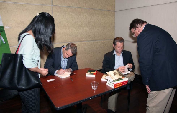 Washburn and Schaap sign copies of their books following the talk at Asia Society New York on September 4, 2014. (Ellen Wallop/Asia Society)
