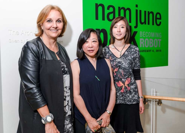 L to R: Josette Sheeran, Dr. Karen Wang, and her daughter Kelly Wang. (C. Bay Milin/Asia Society)