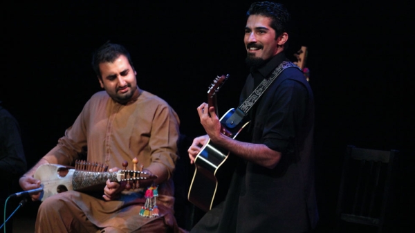 Farhan Bogra (L) on rubab and Aamer Shafiq on rhythm guitar at Asia Society New York on Oct. 12, 2014. (Ellen Wallop/Asia Society)