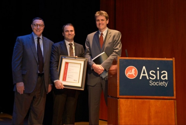 2014 prize winner Jason Szep (C), jury chair Norman Pearlstine (L) and Asia Society Executive Vice President Tom Nagorski. (Elsa Ruiz/Asia Society)