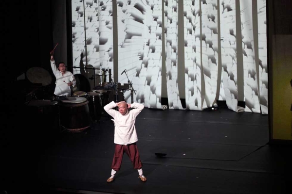 Performer Wu Shuang and percussionist Zhang Zujing in Qin Yi's "Mirror Mind" at Asia Society New York on Jan. 13, 2015. (Ellen Wallop/Asia Society)