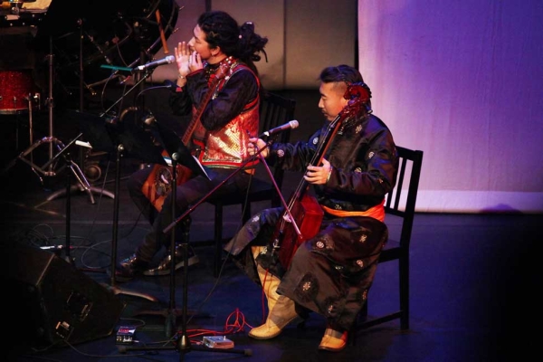 Musicians Borjigin (on tovshuur, chor, and hoomii) and Khasbagen (morin khurr) in Zulan's three-movement "Death and the Maiden" at Asia Society New York on Jan. 13, 2015. (Ellen Wallop/Asia Society)