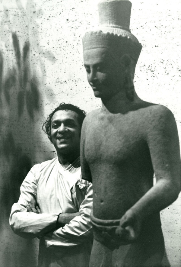 Ravi Shankar poses with a sculpture from the Asia Society’s Rockefeller Collection in New York in 1962.