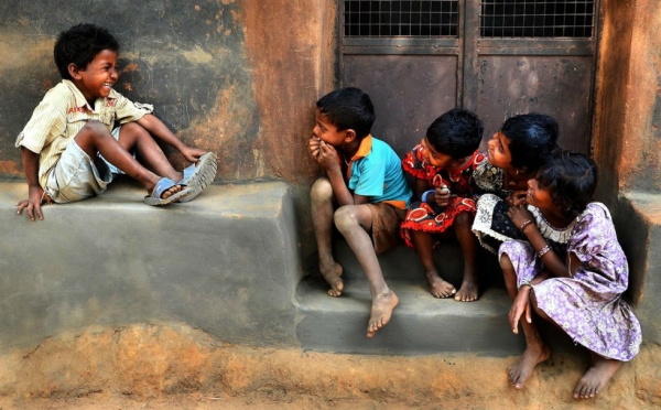 Happy children gossip in Medinipur, West Bengal, India. Photograph by Kuntal Kumar Roy. (Smithsonian.com)