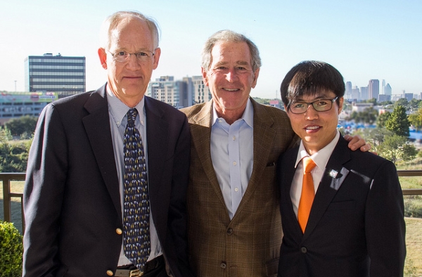 North Korean defector Shin Dong-hyuk (R) and author Blaine Harden (L) meet with former President George W. Bush in 2013. (Flickr/Freddy Ford)