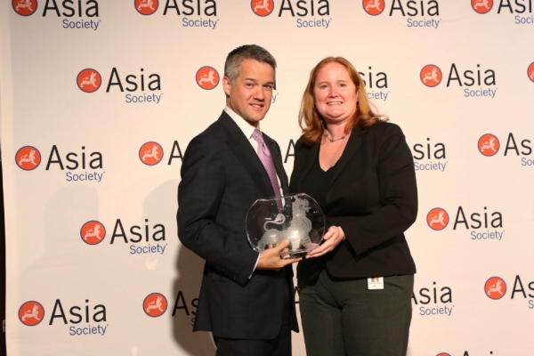 On behalf of Goldman Sachs, Chris Kojima (L) accepts the 2015 Overall Best Employer for Asian Pacific Americans award from Asia Society's Christine Davies (R) at the 7th annual Diversity Leadership Forum. (Ellen Wallop/Asia Society)
