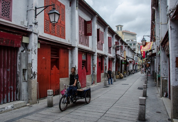 A view of a narrow pedestrian walkway in Macau on May 2, 2015. (cotaro70s/flickr)