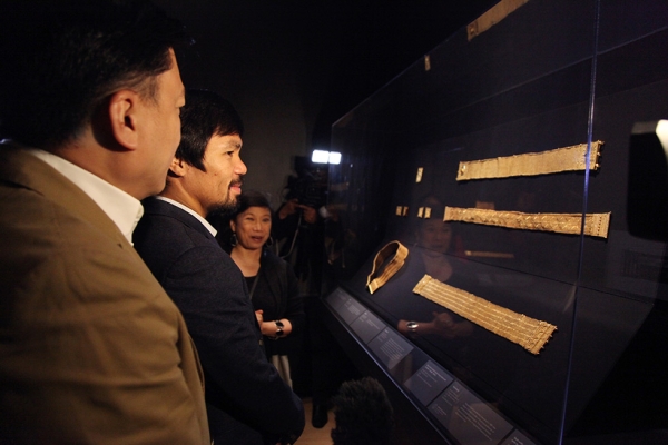 Manny Pacquiao explores the critically acclaimed Asia Society Museum exhibition Philippine Gold: Treasures of Forgotten Kingdoms on Monday, October 12, 2015. (Ellen Wallop/Asia Society)