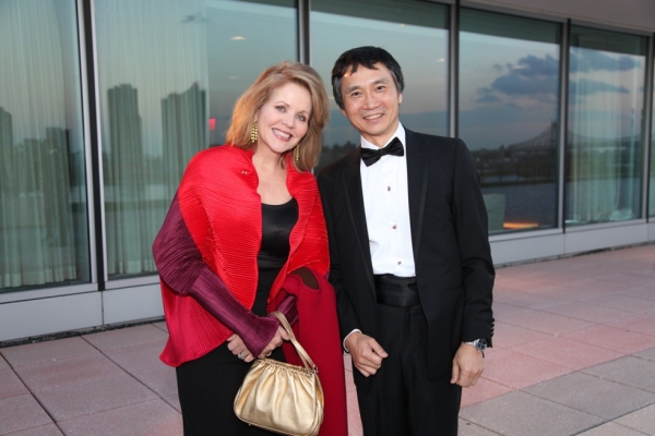 Opera singer and Asia Society Trustee Renée Fleming poses with Asia Game Changer awardee Li Cunxin on October 13, 2015. (Ellen Wallop/Asia Society)