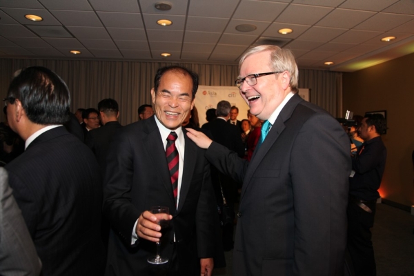 Asia Game Changer awardee Shuji Nakamura (L) shares a laugh with Asia Society Policy Institute President Kevin Rudd at the Asia Game Changers award ceremony on October 13, 2015. (Ellen Wallop/Asia Society)