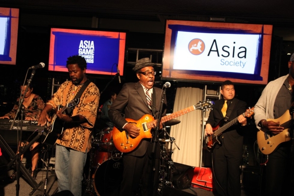 The band Playing for Change entertains the crowd at the 2015 Asia Game Changers award ceremony on October 13, 2015. (Ellen Wallop/Asia Society)