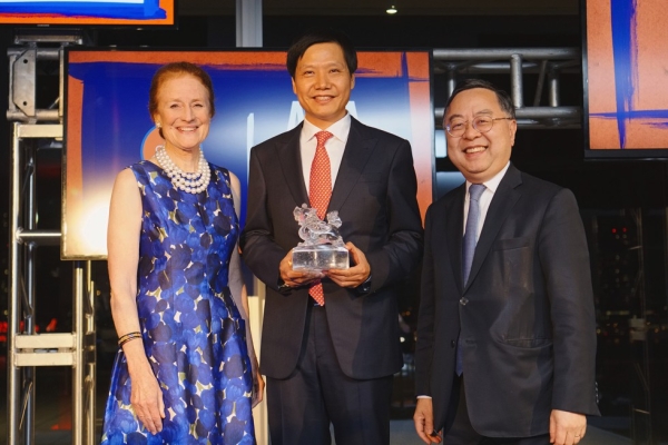 Xiaomi Founder Lei Jun (C) holds his Asia Game Changer award alongside Asia Society co-chairs Henrietta Fore (L) and Ronnie Chan (R). (Jamie Watts/Asia Society)