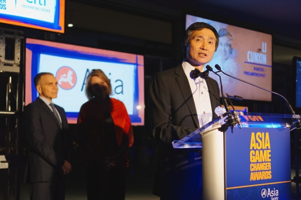 Queensland Ballet Artistic Director Li Cunxin speaks after receiving his Asia Game Changer award on October 13, 2015. (Jamie Watts/Asia Society)
