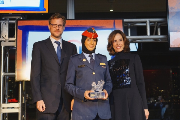 Asia Society trustees Charles Rockefeller (L) and Beth Dozoretz (R) pose with UAE fighter pilot and Asia Game Changer awardee Mariam al-Mansouri on October 13, 2015. (Jamie Watts/Asia Society)
