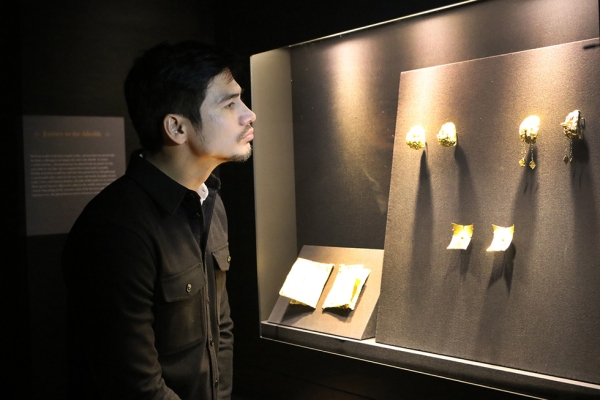 Piolo Pascual tours the Philippine Gold: Treasures of Forgotten Kingdoms exhibition at Asia Society on November 20. (Ellen Wallop/Asia Society)
