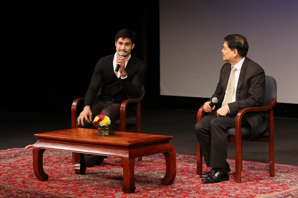 Piolo Pascual (L) talks with Edwin Josue, a member of the Philippine Gold Benefit Committee, at Asia Society on November 20. (Ellen Wallop/Asia Society)