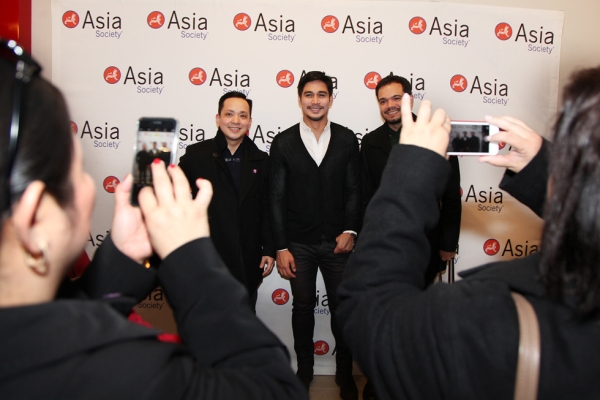 Piolo Pascual (C) is photographed with two fans at Asia Society on November 20. (Ellen Wallop/Asia Society)