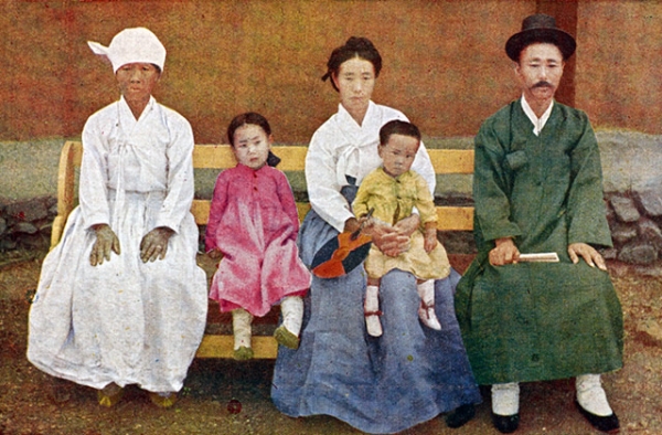 "Traditional family clothing." 1915-1930. (Hinode Shoko/New York Public Library)