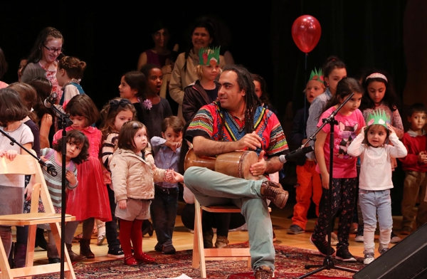 Musician Yahya Alkhansa was joined on stage by children during a performance of traditional Nowruz songs at Asia Society New York on March 12, 2016. (Ellen Wallop/Asia Society)
