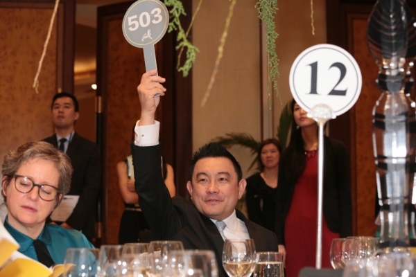 Boon Hui Tan, Vice President of Global Arts & Cultural Programs and Director of Asia Society Museum, places an absentee bid on behalf of a guest at the 2016 Asia Arts Awards.