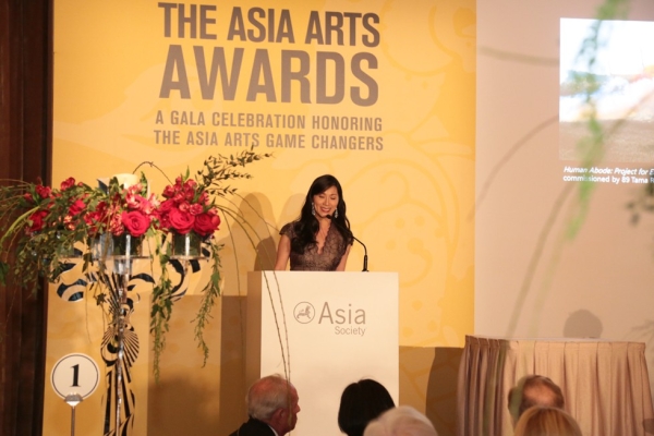 Dr. Hsin-Mei Agnes Hsu-Tang introduces 2016 Asia Arts Awards honoree Cai Guo-Qiang.