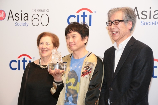 From left to right: Betsy Z. Cohen, Asia Society Vice Chair and Secretary; 2016 Asia Arts Awards honoree Yoshitomo Nara; and Fumio Nanjo, Director, Mori Art Museum.