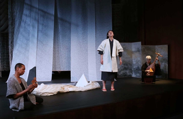 Actors Karen Kandel, Sonoko Soeda, and biwa player Shisui Arai during a performance of 'Recycling: Washi Tales' on March 25, 2016. (Ellen Wallop/Asia Society)