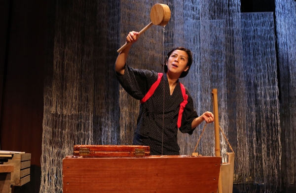 Actor Sonoko Soeda making the recycled paper — or "washi" — during a performance of 'Recycling: Washi Tales' on March 25, 2016. (Ellen Wallop/Asia Society)