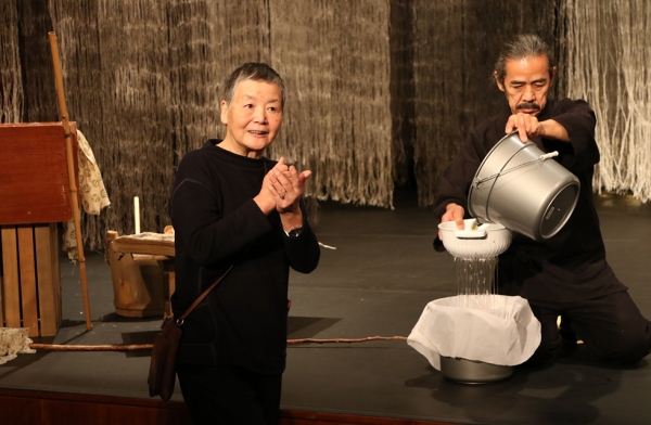 Japanese paper artist Kyoko Ibe discussing the process of creating "washi" — traditional Japanese recycled paper — during a workshop on March 26, 2016. (Ellen Wallop/Asia Society)