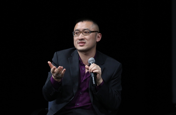 Composer and librettist Huang Ruo engages the audience during a discussion of contemporary opera piece 'Paradise Interrupted' on April 5, 2016. (Ellen Wallop/Asia Society)