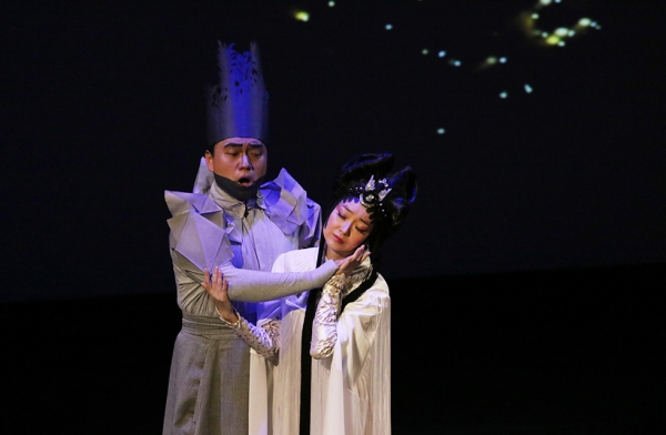 Opera singers Yi Li (left) and Qian Yi perform during a demonstration of 'Paradise Interrupted' on April 5, 2016. (Ellen Wallop/Asia Society)