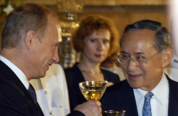 Russian President Vladimir Putin (L) and Thailand King Bhumibol Adulyadej make a toast during the official reception in the Royal palace in Bangkok, October 22, 2003. (Mladen Antonov/Getty Images)