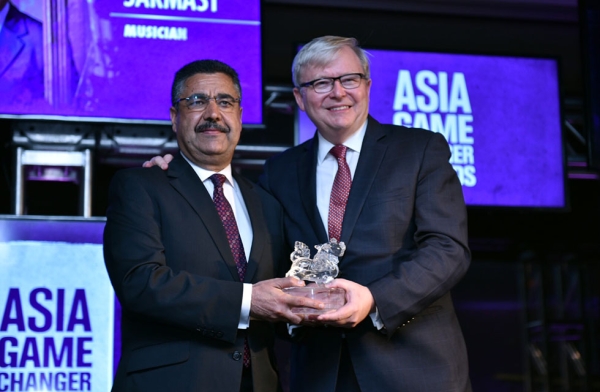 Kevin Rudd (R) presents Ahmad Sarmast with his Asia Society Asia Game Changer award at the United Nations in New York on October 27, 2016. (Jamie Watts/Asia Society)