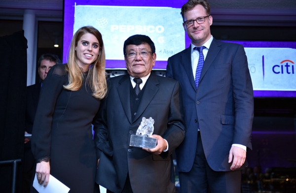 Princess Beatrice of the United Kingdom and Charles Rockefeller present Sanduk Ruit (C) with his Asia Society Asia Game Changer award at the United Nations in New York on October 27, 2016. (Jamie Watts/Asia Society)