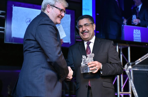 Kevin Rudd (L) presents an award to Ahmad Sarmast (R) at the Asia Game Changer Awards at the United Nations on October 27, 2016. (Jamie Watts/Asia Society)