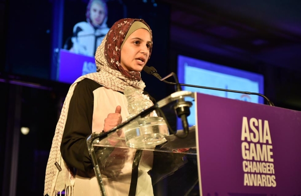Muzoon Almellehan accepts an Asia Game Changer award at the United Nations on October 27, 2016. (Jamie Watts/Asia Society)
