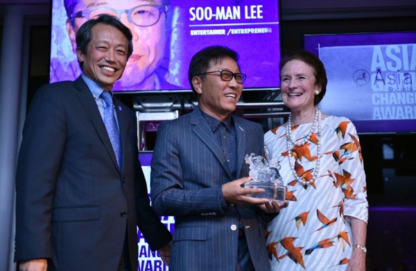 Henrietta H. Fore (R) and Kim Won-Soo (L) presents Soo-Man Lee with an Asia Game Changer Award at the United Nations on October 27, 2016. (Jamie Watts/Asia Society)