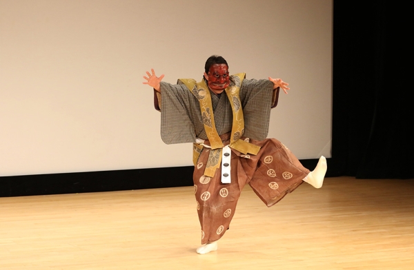 Manzo Nomura IX performs the traditional Japanese comedic theater form Kyogen, the counterpart to the more solemn theater form Noh, at Asia Society New York on April 14, 2016. (Asia Society/Ellen Wallop)