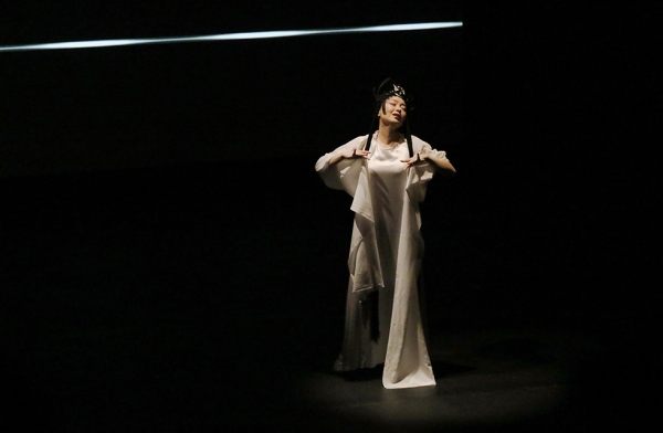 The soprano Qian Yi performs a sneak peek of 'Paradise Interrupted' at Asia Society New York on April 5, 2016, in conjunction with the Lincoln Center Festival. (Asia Society/Ellen Wallop)