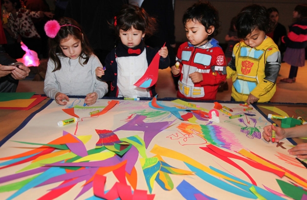 Kids get their hands dirty doing arts and crafts in celebration of Nowruz, the Persian New Year, during a Family Day event at Asia Society New York on March 12, 2016. (Asia Society/ Ellen Wallop)