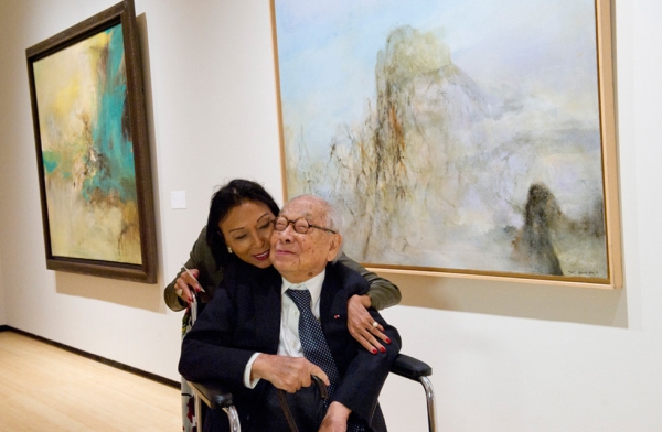 Sin May Roy-Zao, daughter of abstract artist Zao Wou-Ki with architect I.M. Pei during a preview of Asia Society Museum’s ‘No Limits: Zao Wou-Ki’ exhibition at Asia Society New York on September 8, 2016. (Elena Olivo/Asia Society)
