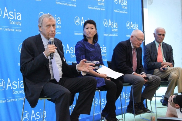 Richard C. Blum (far left) was an 2017 Annual Dinner Honoree. (Ranna Igelsias/Asia Society)