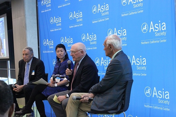 Jack Wadsworth (holding the mic), Co-Chair of the ASNC Advisory Board, discusses his various philanthropic endeavors. (Ranna Igelsias/Asia Society)