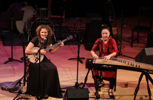 Banjo and guzheng duo Abigail Washburn and Wu Fei sing and perform their original compositions inspired by the co-mingling of Appalachian and Chinese folk songs as well as improvised pieces and traditional tunes at Asia Society New York on February 28, 2017. (Asia Society/Ellen Wallop)