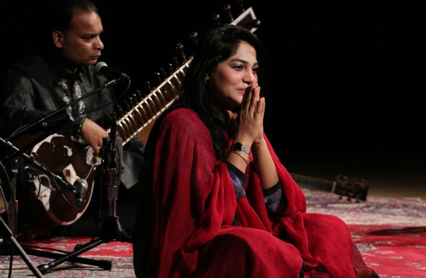 Singer Sanam Marvi takes the stage for a special evening of music and conversation at Asia Society New York on April 5, 2017. (Ellen Wallop/Asia Society)