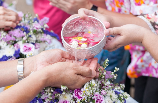 The gentle water-pouring Songkran ceremony performed to celebrate Thai New Year. (Pratchaya/Getty Images)